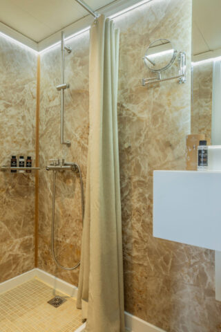 Galileo Cabin Category A_Bathroom