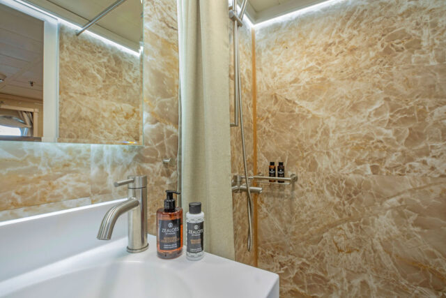 Galileo Cabin Category B_Bathroom