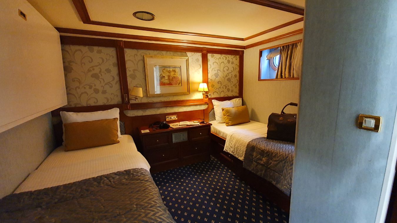 Photo of category B cabins at Callisto