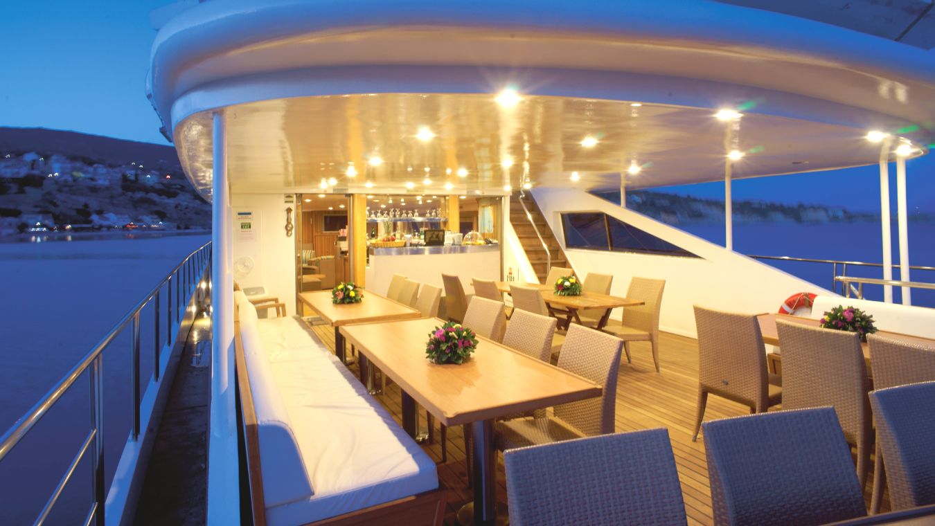 The outdoor lounge on the Harmony G cruise ship