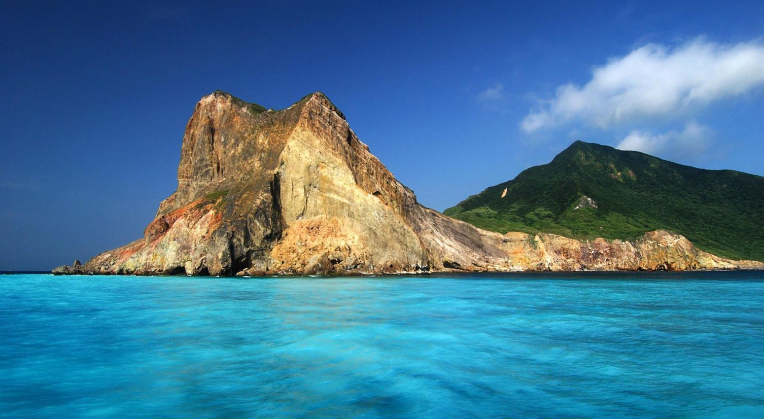 A view of the Costa Rican turquoise waters with rocky island in the background