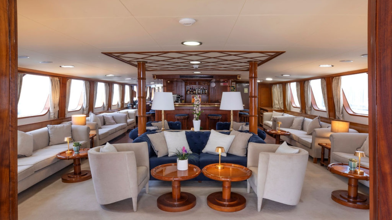 Indoor bar & lounge area on Callisto