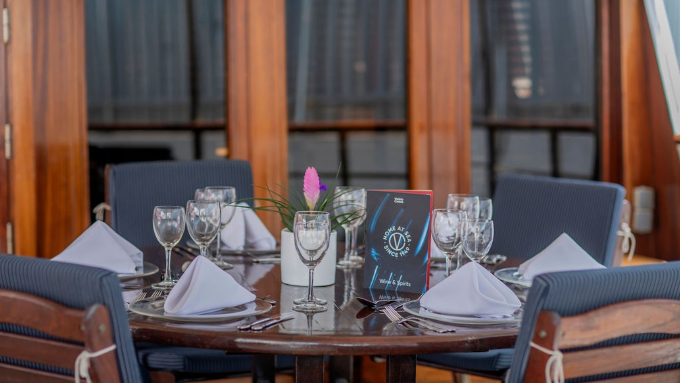 Table from the outdoor area of Callisto