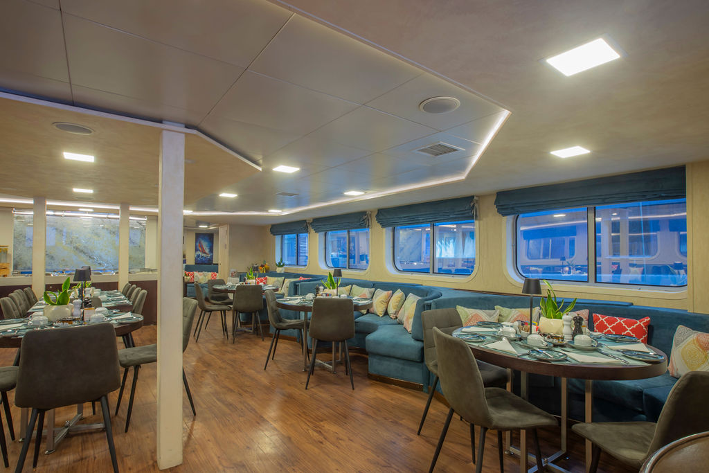 The interion lounge bar on Harmony V